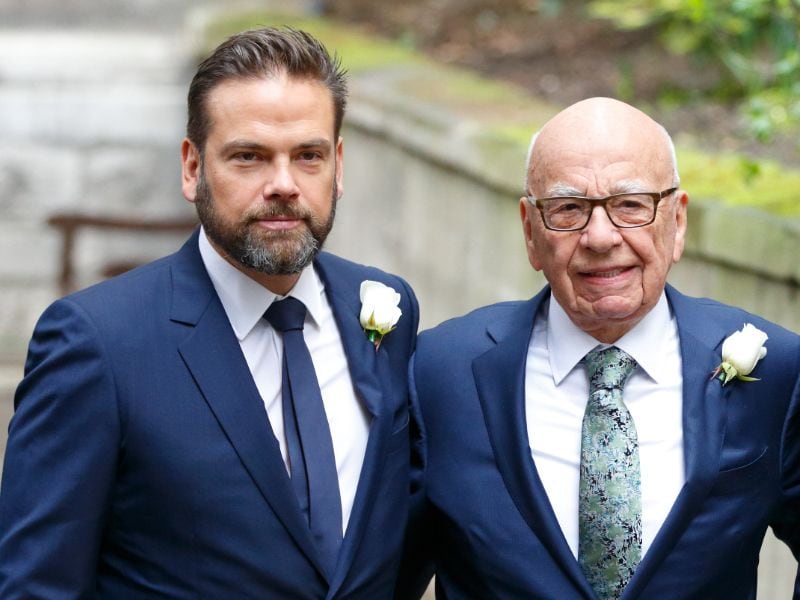 Rupert Murdoch y uno de sus hijos