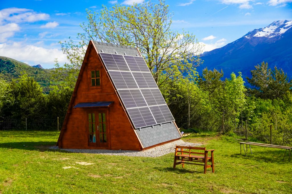 Cabaña con placas solares en el pirineo aragonés