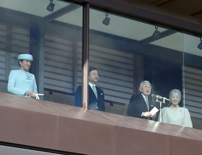 La Familia Imperial arropó al emperador Akihito en esta ocasión tan significativa, tal vez el último o uno de los últimos cumpleaños como Emperador de progesar sus intenciones de abdicar la Corona. De pie, junto a la emperatriz Michiko y los príncipe herederos Naruhito y Masako
