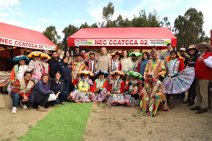 Infanta Cristina con un grupo de indígenas en Perí