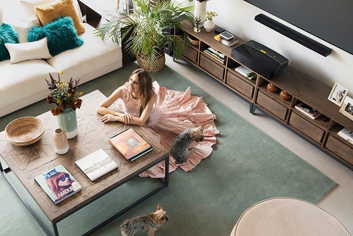 Vanesa Romero en el salón de su nueva casa a las afueras de Madrid