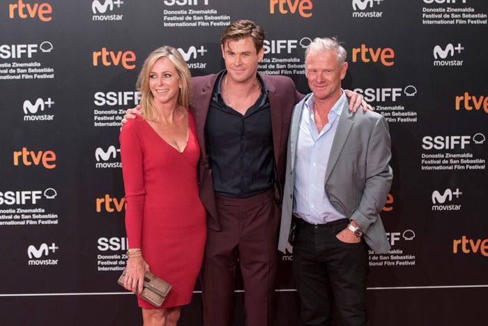 El actor australiano posando junto a sus padres