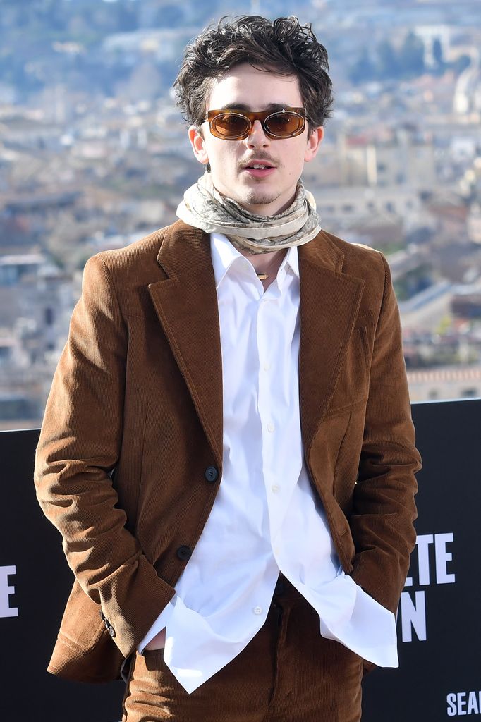 Los looks de Timothée Chalamet como Bob Dylan en A complete unknown