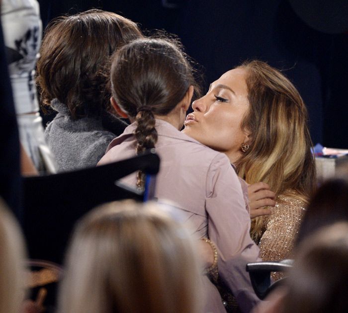 La intérprete de On the floor aprovechó que era su último día en el concurso para llevarse a sus dos hijos, Max y Emme, con los que se deshizo en mimos y gestos de cariño.
