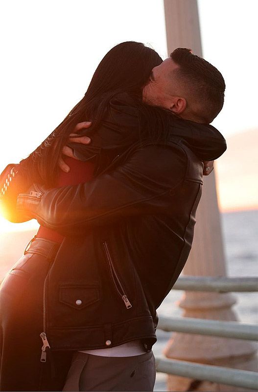 Becky G y Sebastian Lletget se comprometen frente al mar