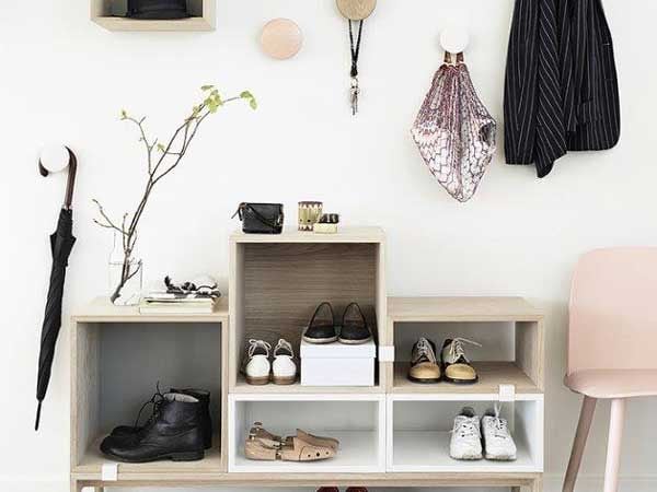 Este ambiente de Kado (kadodecoracion.com), ofrece una buena solución para recibidores de pocos metros, gracias a sus elementos de pared y al mueble, que hace las veces de zapatero.
