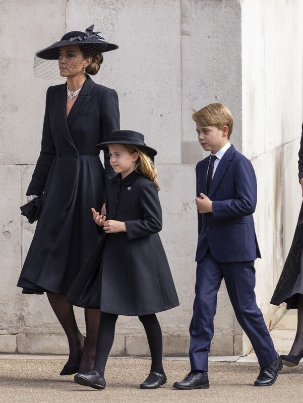 Kate entra con sus hijos en la Capilla de San Jorge