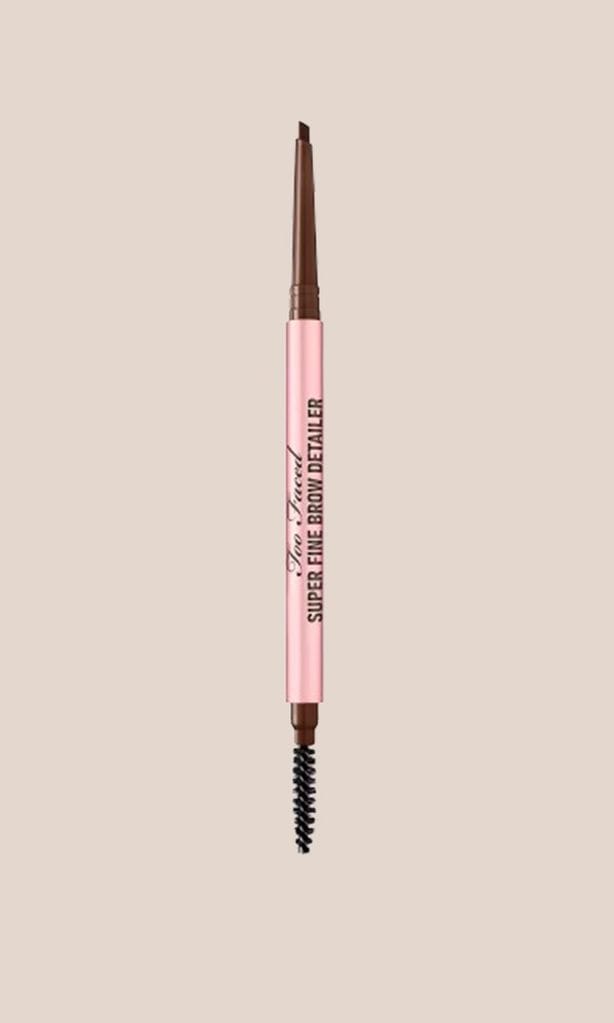 Lápiz de cejas 'Super Fine Brow' (32,99 euros)