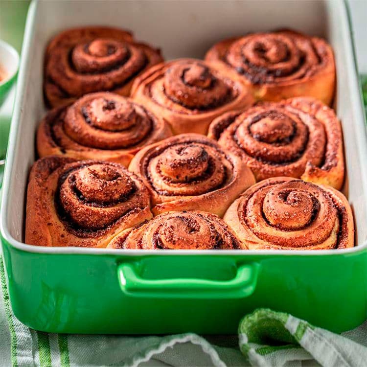 Bandeja de horno con 'cinnamon rolls'