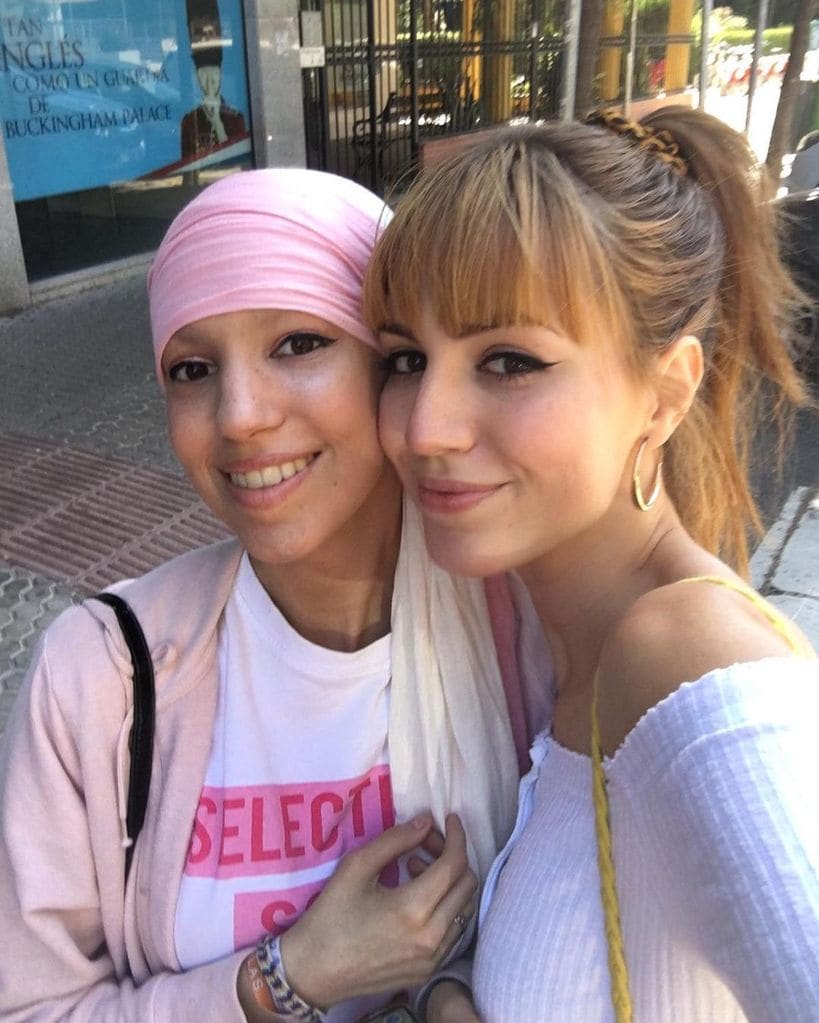 Elena Huelva con su hermana Emi