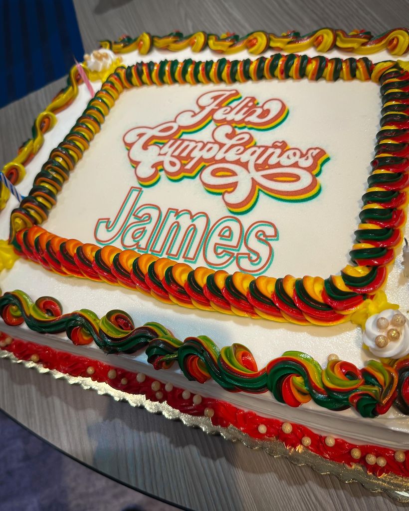 James tuvo un lindo pastel de cumpleaños decorado con los colores de la selección colombiana.