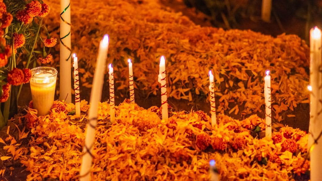 Velas en un altar dia de muertos