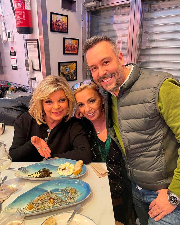 Carmen y Terelu junto a Kike Calleja, uno de sus buenos amigos