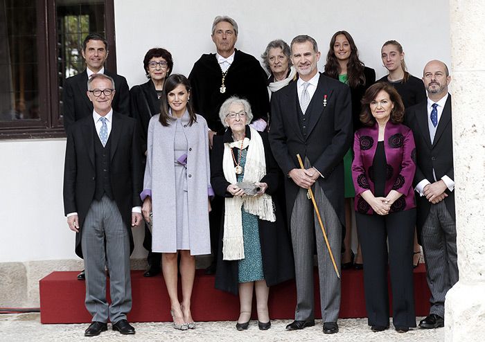 Los Reyes entregan el Premio Cervantes a la poeta uruguaya Ida Vitale