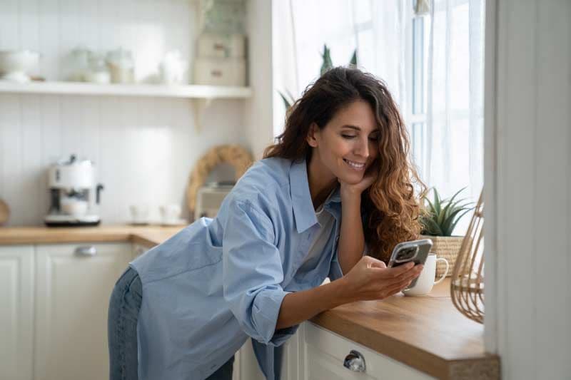 mujer mirando movil