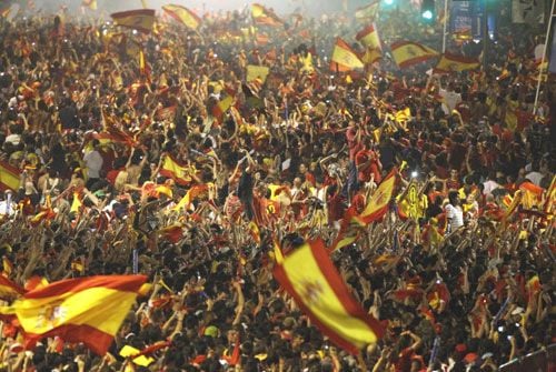 Toda España salió a las calles para celebrar el triunfo de La Roja