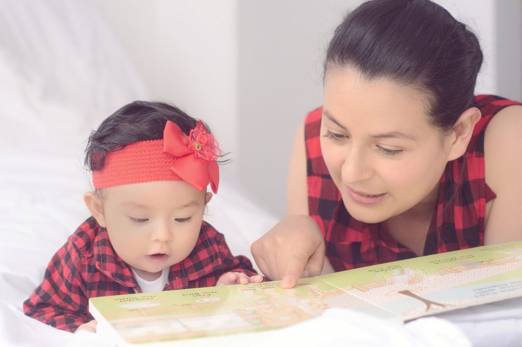 Madre y su bebé leyendo un libro de cuentos