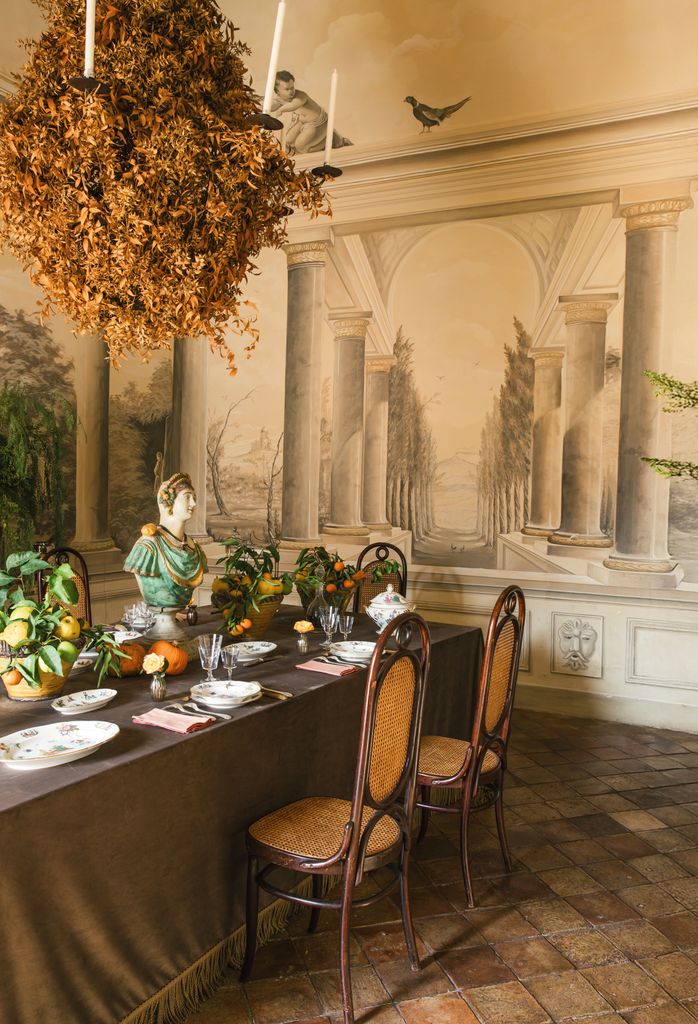 Se aprecia encima de la mesa del comedor un busto muy original de cerámica de Caltagirone del siglo XIII, y sillas Thonet de Palermo de los años 30