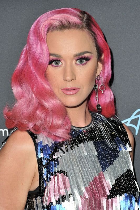 Katy Perry con cabello rosa estilo fantasía 
