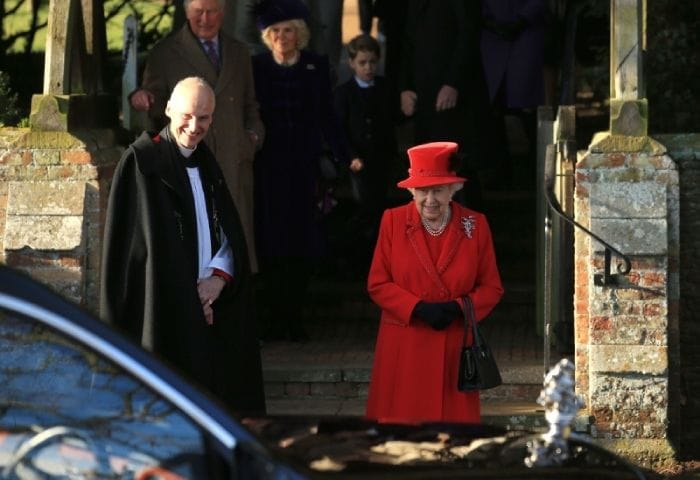 Isabel II viaja a Sandringham en helicóptero tras dar el visto bueno los médicos 