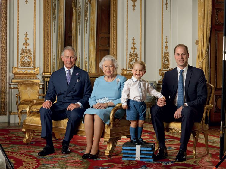 De izquierda a derecha, cuatro generaciones de la familia Windsor, Carlos de Inglaterra, la reina Isabel II, George de Cambridge y el Duque de Cambridge
