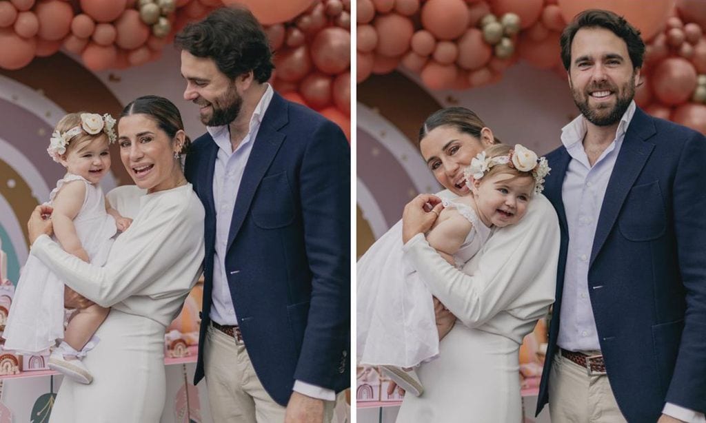 
La pequeña Camila sonríe junto a sus padres, Elena Tablada y Javier Ungría, en la celebración de su bautizo y su primer cumpleaños.
