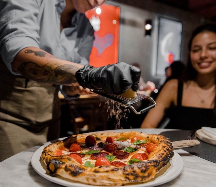 Rallando trufa sobre una pizza