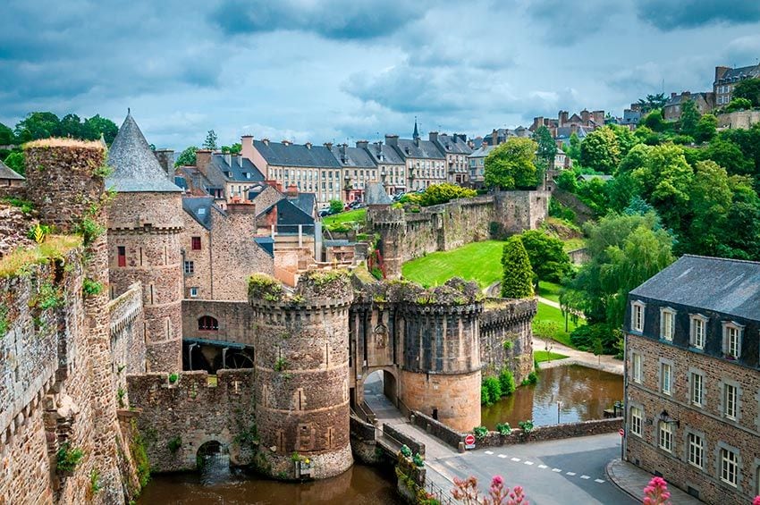 fougeres  francia pueblos medievales