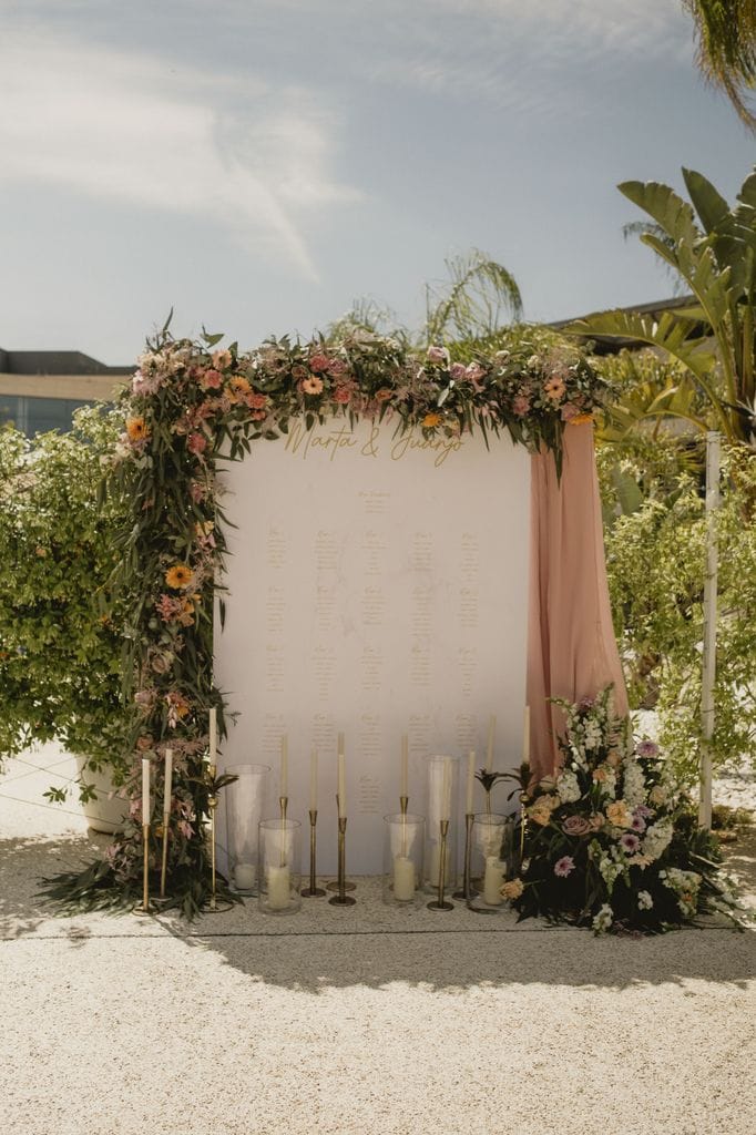 Decoración de bodas con candelabros seating plan rosa