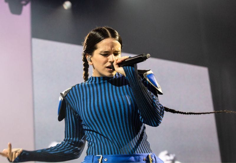 Rosalía, en uno de sus conciertos por España con 'Motomami'.