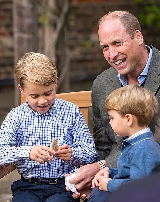 George de Cambridge con su hermano Louis y su padre