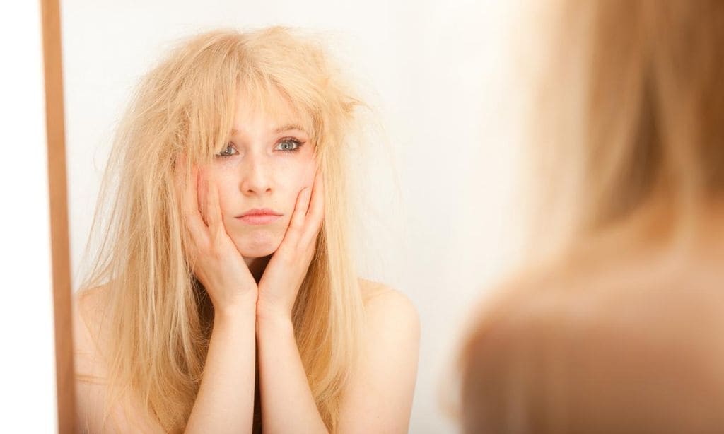 Mujer con el cabello encrespado