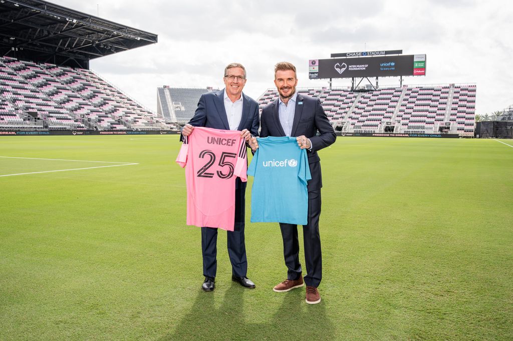 David Beckham junto al presidente y director ejecutivo de UNICEF USA, Michael J. Nyenhuis