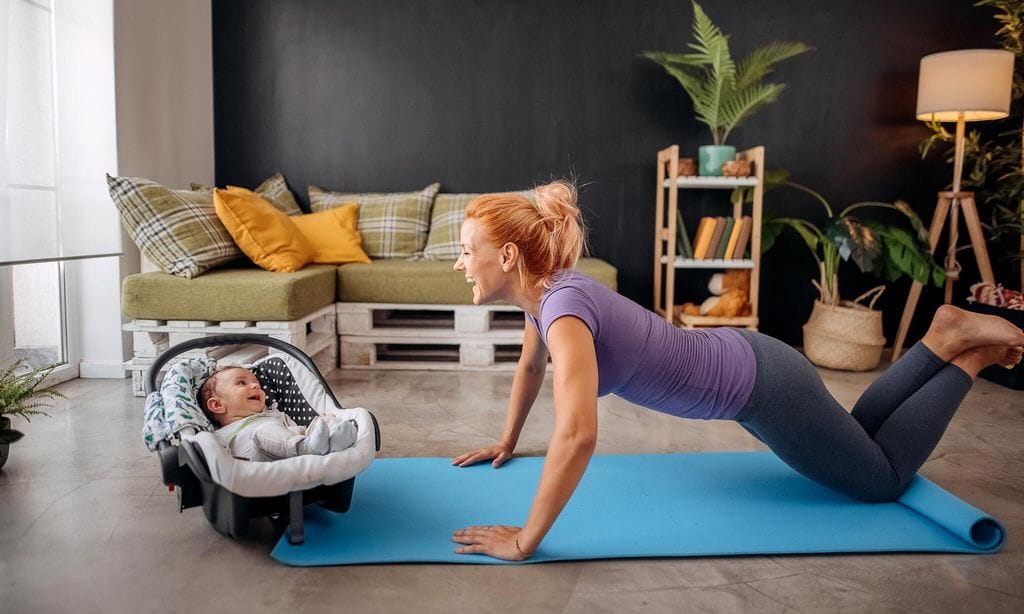 mujer hace pilates