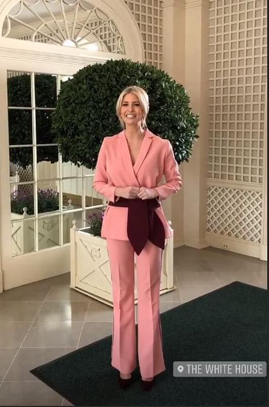 Ivanka Trump con traje rosa