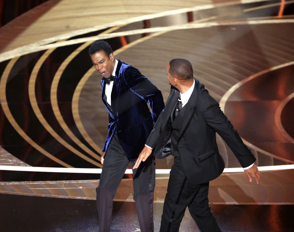 Chris Rock y Will Smith en el escenario durante el espectáculo de la 94.ª edición de los Premios Óscar en el Teatro Dolby de Ovation Hollywood el domingo 27 de marzo de 2022