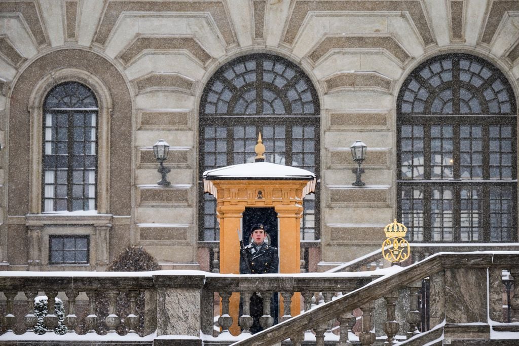 Imagen de archivo de un soldado de la Guardia Real situado en un control de seguridad del Palacio Real de Estocolmo durante una nevada que tuvo lugar en noviembre de 2023