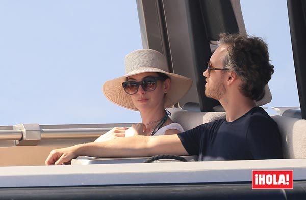 La actriz Anne Hathaway en compañía de su marido, Adam Shulman, con el que el próximo mes de septiembre celebrará su tercer aniversario de boda
