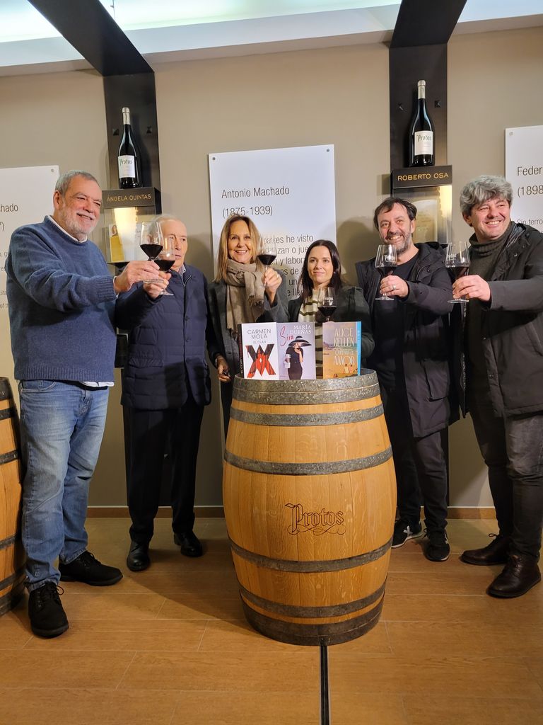 Jorge Díaz, Agustín Martínez y Antonio Mercero, integrantes de Carmen Mola, con María Dueñas y Alice Kellen 