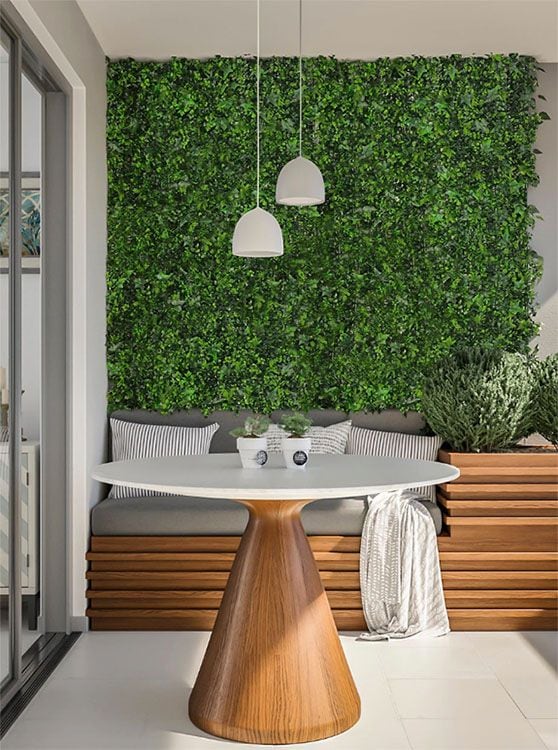 Pared tapizada con plantas artificiales