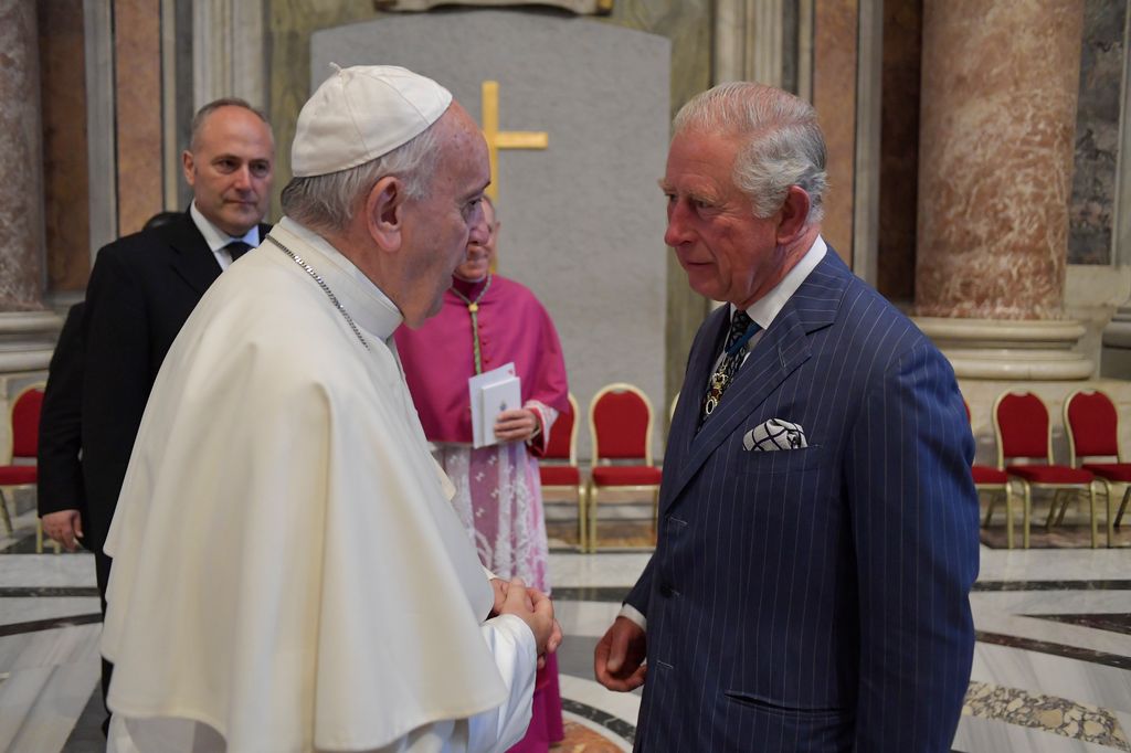 Los reyes Carlos y Camilla en el Vaticano con el Papa Francisco 