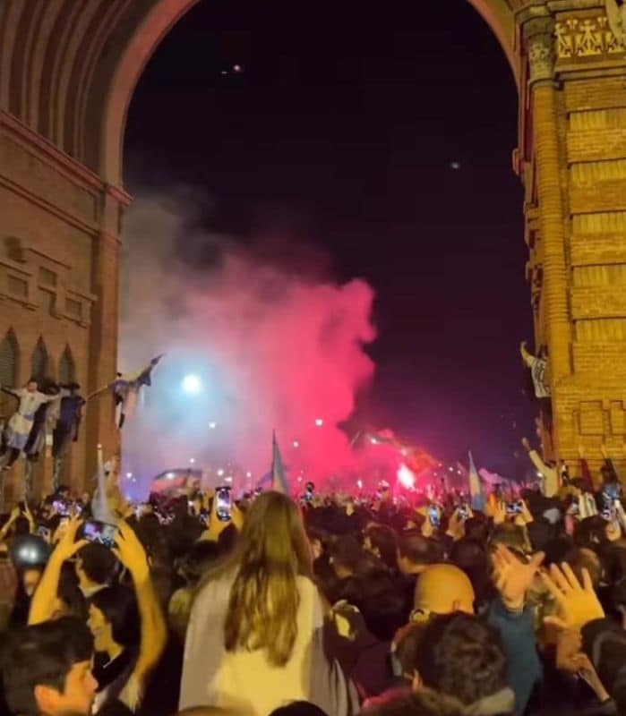 Chino Darín celebra la victoria de Argentina en el Mundial en Barcelona