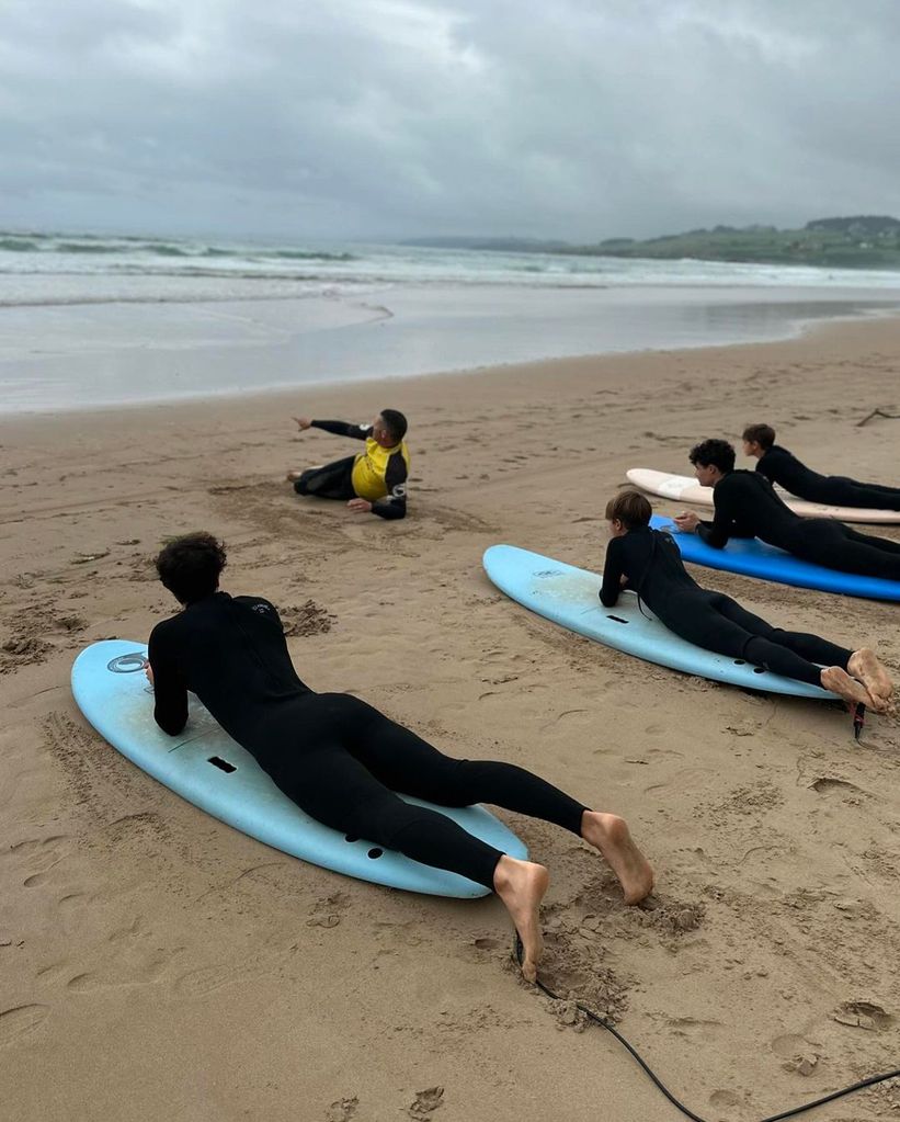 Mauro, Beltrán, Darío y Bruno, los cuatro hijos de Mar Flores y Javier Merino, en el norte de España practicando surf