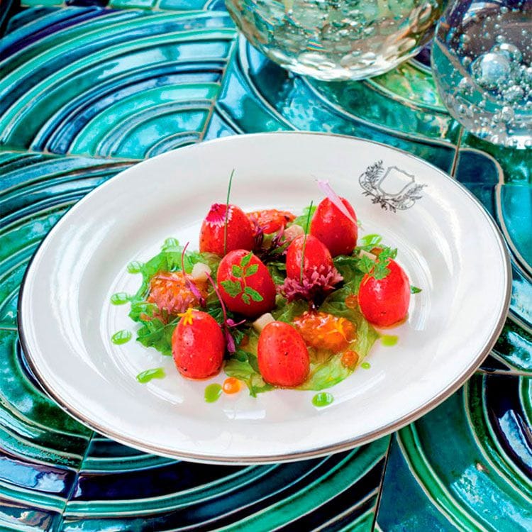 Tomates rellenos de ostras y salazones