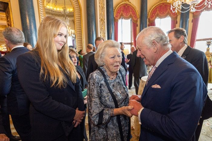 Elisabeth de Bélgica y Amalia de los Países Bajos con Carlos III