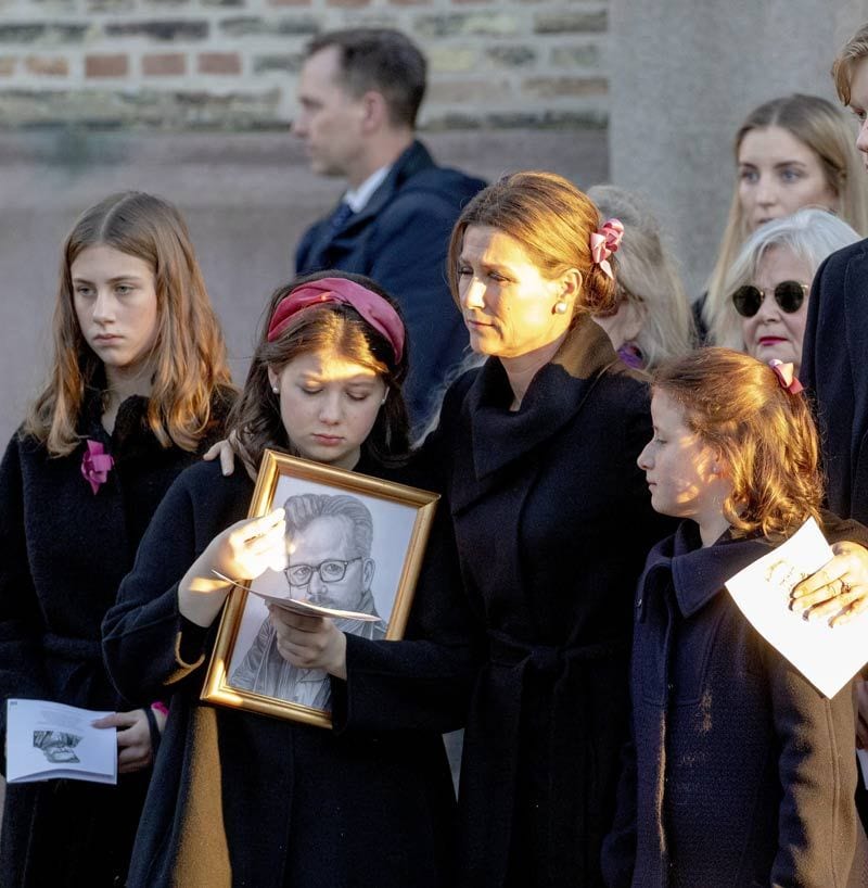 Marta Luisa de Noruega con sus hijas