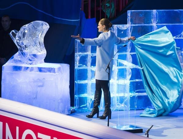 Victoria de Suecia, muy Elsa en el reino de Frozen, al descubrir la escultura de hielo 