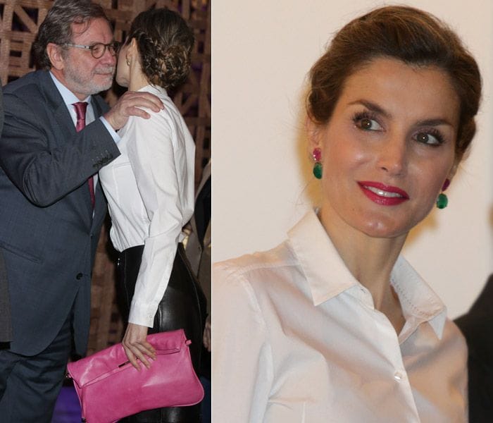 Doña Letizia ha saludado con dos besos al periodista y académico Juan Luis Cebrian
