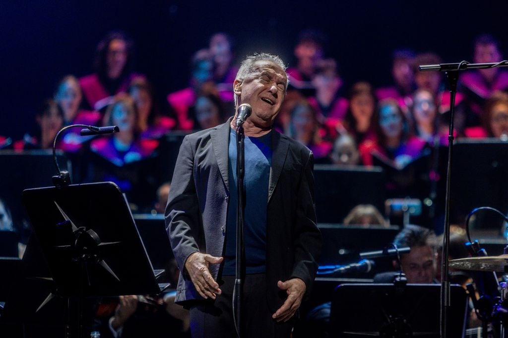 El cantautor Víctor Manuel durante su concierto fin de gira sinfónica, en el Teatro Real, a 16 de noviembre de 2024, en Madrid (España)