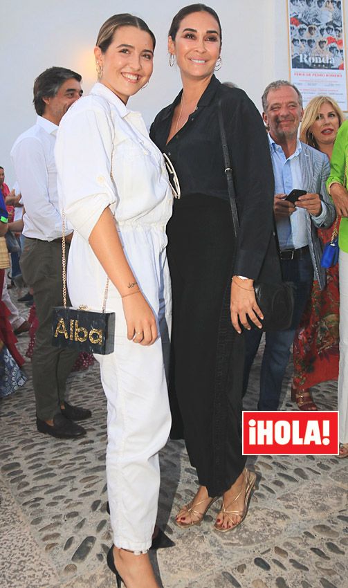 Vicky Martín Berrocal y Alba Díaz